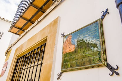 Placa en homenaje al escritor ubetense Antonio Muñoz Molina situada en su casa natal.