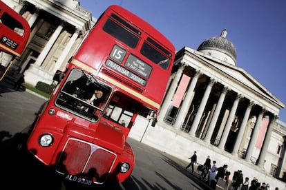 La Heritage Route 15 (ruta patrimonio 15) de los autobuses de Londres se hace con Routemaster (el típico vehículo inglés de dos pisos). El recorrido une Trafalgar Square y Tower Hill, y sirve para ir al palacio de Whitehall o a la Galería Nacional, la catedral de San Pablo, la Tate Modern, el puente y la torre de Londres o Piccadilly Circus. El viajero puede bajarse en la parada de Aldwych, y muy cerca de ella se encuentran Convent Garden y el Museo del Transporte; o en la de Strand, para conocer la estación de tren de Charing Cross. El precio del billete sencillo es de 1,50 libras (1,68 euros) usando la Oyster Card. Más información: <a href="http://heritageroutes.weebly.com/" target="_blank">heritageroutes.weebly.com</a>