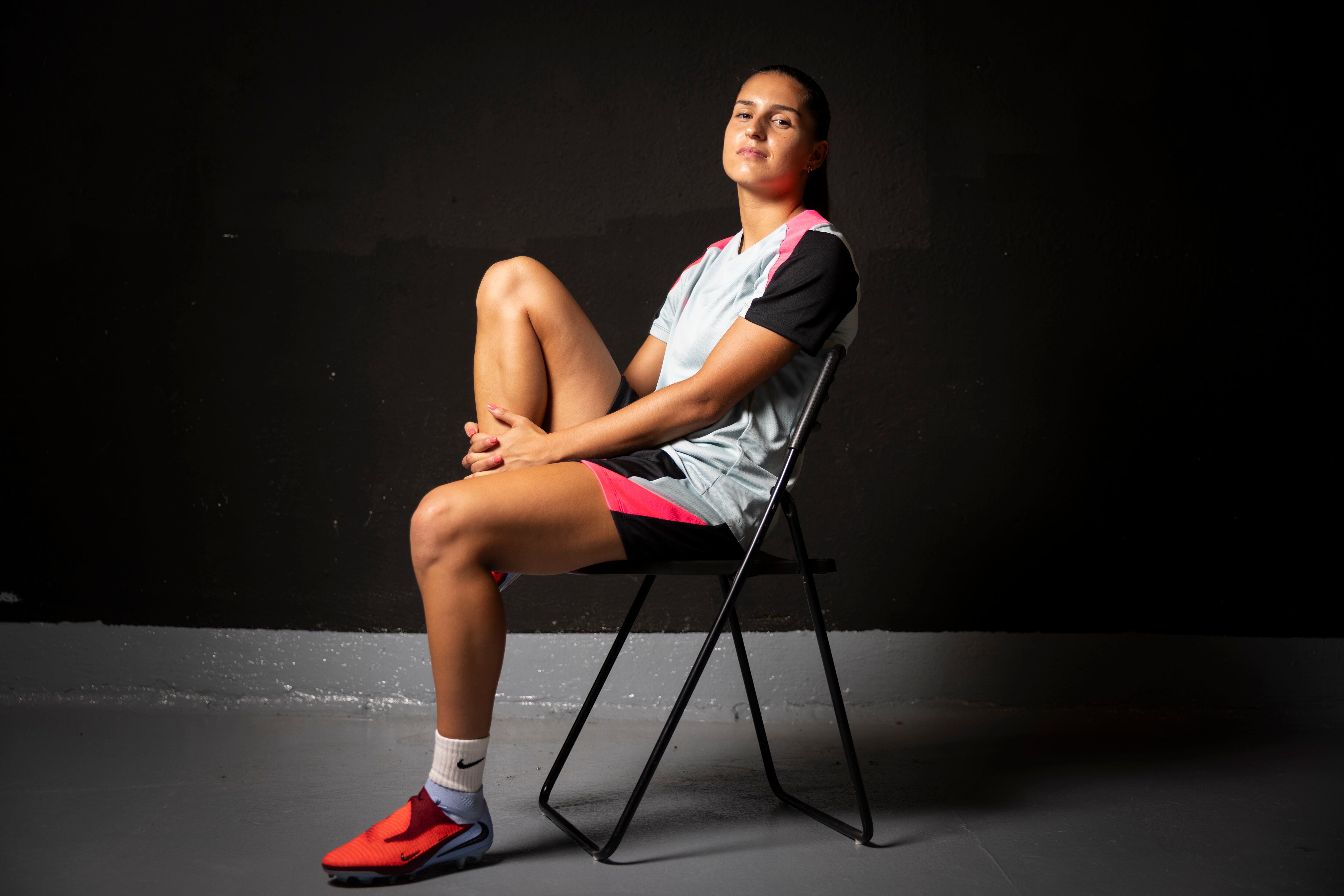 Kira Nazareth, jugadora del FCB en el plató MTK de Sant Feliu de Llobregat tras un rodaje para Nike.