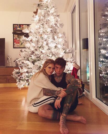 La empresaria e ‘influencer’ Chiara Ferragni ha mostradosu árbol de Navidad blanco simulando la nieve en sus ramas. La que es una de las blogueras más influyentes del mundo posa así de romántica junto a su futuro marido, el cantante italiano Fedez, en el salón de su hogar.