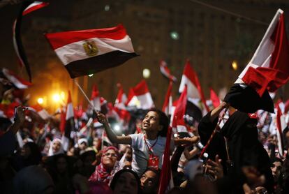 Reacciones de alegría en la Plaza Tahrir, al conocerse la deposición de Morsi como presidente de Egipto.