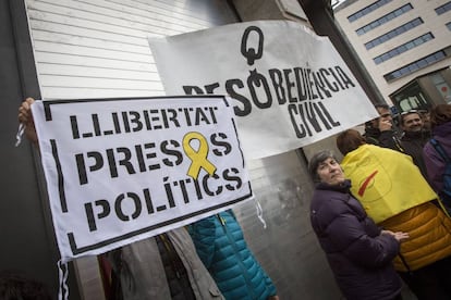 Manifestación en protesta por la detención del expresidente de la Generalitat, Carles Puigdemont, por las calles de Barcelona, el 25 de marzo de 2018.