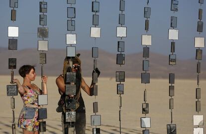 'Carnival of Mirrors', instalación artística creada con espejos, que se expone durante la celebración del Festival Burning Man que se celebra en el desierto Black Rock, en Nevada (EE UU).