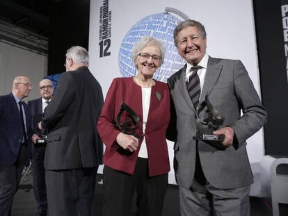 Soledad Gallego-Díaz y Sami Naïr posan hoy en San Sebastián con los premios Ramón Rubial.