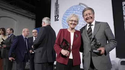 Soledad Gallego-Díaz y Sami Naïr posan hoy en San Sebastián con los premios Ramón Rubial.