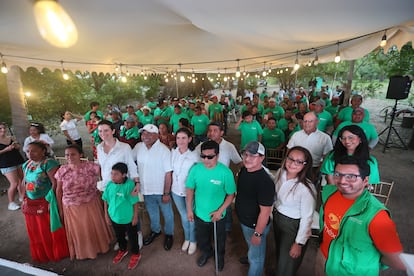 Pobladores de San Blas Atempa y miembros de Iluméxico e Iberdrola México durante el encendido de la cuarta etapa de Luces de Esperanza en Oaxaca.