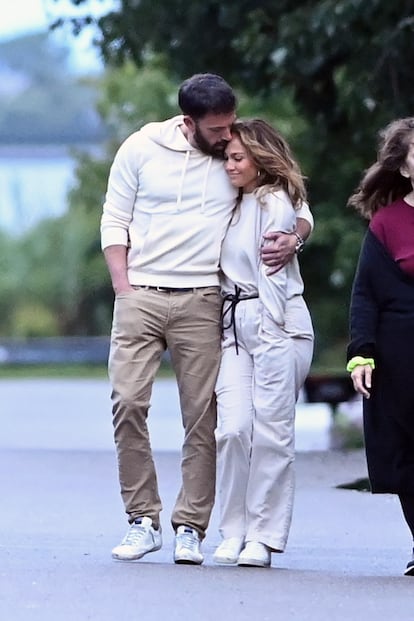 Jennifer Lopez y Ben Affleck se abrazan en una imagen captada en julio de 2021 en la zona de los Hamptons, en Nueva York.