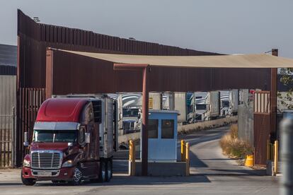 Camiones se alinean para entrar en México en el Puerto de Entrada de Otay Mesa, en la frontera entre Estados Unidos y México en San Diego, el 1 de febrero.