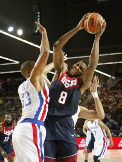 Rudy Gay disputa el bal&oacute;n con B&aacute;ez.