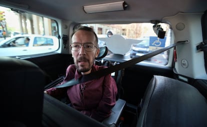 Echenique se dirige en taxi a la sede Podemos, donde tiene una reunión con representantes del sector agrario aragonés.