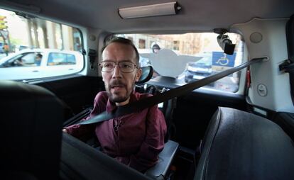 Echenique se dirige en taxi a la sede Podemos, donde tiene una reunión con representantes del sector agrario aragonés.