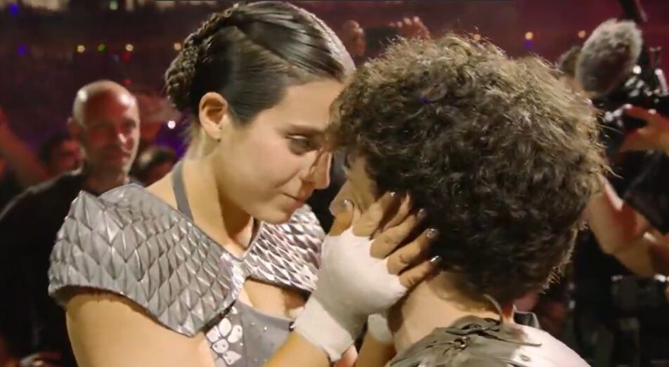 Fotograma de Roro cuando se disponía a besar a Pablo antes de su actuación en la 'Velada'.