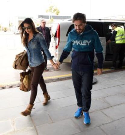 Fernando Alonso y su novia la presentadora Lara Álvarez, a su llegada a Oviedo, tras el accidente del piloto en un entrenamiento.