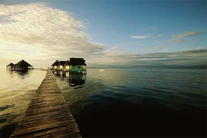 Palafitos en Punta Caracol, en el archipiélago de Bocas del Toro, frente a la costa noroeste de Panamá.