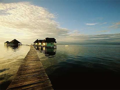 Palafitos en Punta Caracol, en el archipiélago de Bocas del Toro, frente a la costa noroeste de Panamá.