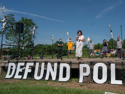 Imagen del 7 de junio de Alondra Cano, miembro del consejo municipal de Minneapolis, quien pide reducir fondos al Departamento de Policía.