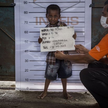 El sueño de la gran mayoría de los rohingya es poder huir hacia la prosperidad de Malasia, un país también de religión musulmana. Según Arakan Project, una ONG que supervisa el flujo de inmigrantes rohingya en la bahía de Bengala desde hace más de una década, desde 2012 más de 100.000 rohingya han abandonado Birmania. La vía más habitual para conseguirlo hasta ahora era Tailandia. En la imagen, Azad, de 3 años.