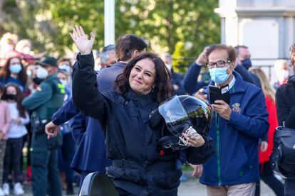 La candidata del PP a la Comunidad de Madrid, Isabel Díaz Ayuso, saluda durante un encuentro con representantes de asociaciones de Fuerzas y Cuerpos de Seguridad del Estado, el 29 de abril de 2021, en Valdemoro, Madrid.