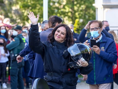 La candidata del PP a la Comunidad de Madrid, Isabel Díaz Ayuso, saluda durante un encuentro con representantes de asociaciones de Fuerzas y Cuerpos de Seguridad del Estado, el 29 de abril de 2021, en Valdemoro, Madrid.