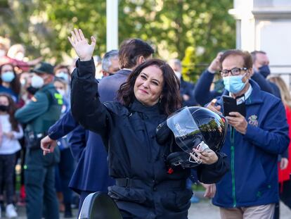 La candidata del PP a la Comunidad de Madrid, Isabel Díaz Ayuso, saluda durante un encuentro con representantes de asociaciones de Fuerzas y Cuerpos de Seguridad del Estado, el 29 de abril de 2021, en Valdemoro, Madrid.