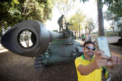 Un simpatizante de Jair Bolsonaro se toma una fotografía durante un desfile militar en Brasilia, este martes.