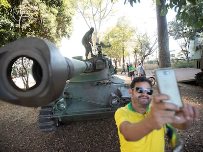 Un simpatizante de Jair Bolsonaro se toma una fotografía durante un desfile militar en Brasilia, este martes.