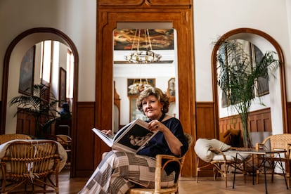 La fotógrafa María Antonia García de la Vega, con un ejemplar de su libro 'Pasajeras', en el Ateneo de Madrid, el 12 de agosto.