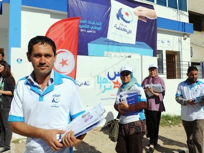 Miembros del partido islamista Ennnahdha distribuyen panfletos electorales en T&uacute;nez.
  