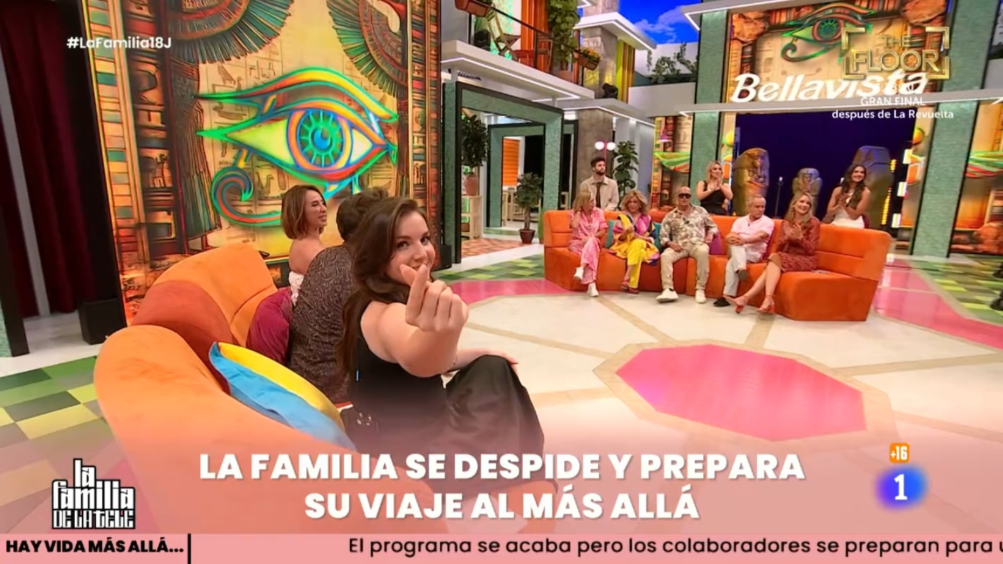 Desconcierto, improvisación y un equipo entregado: anatomía del hundimiento de ‘La familia de la tele’ tras 32 programas