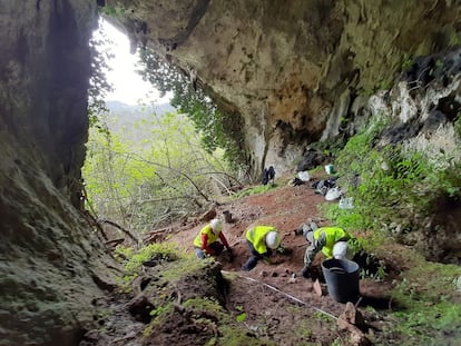 Tres arqueólogos trabajan en el lugar donde se ha hallado el tesorillo astur-romano de La Cuesta de Berció (Asturias).