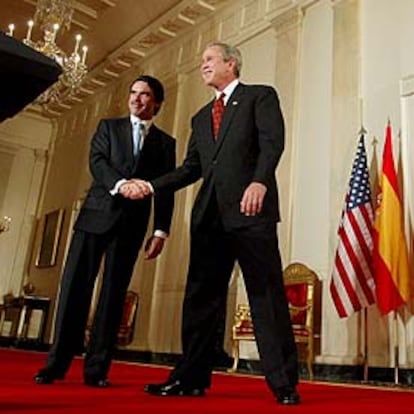 Bush y Aznar se saludan antes de cenar en la Casa Blanca.