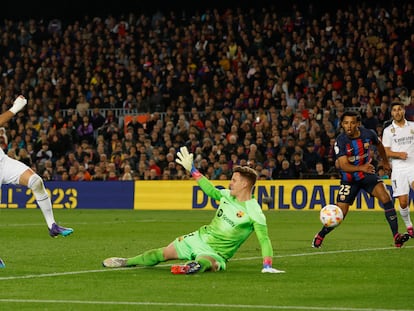 Benzema marcaba el miércoles ante Ter Stegen el cuarto gol del partido de semifinal de Copa del Rey entre el Real Madrid y el Barcelona, en el Camp Nou.