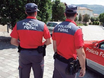 Dos agentes de la Policía Foral en una imagen de archivo.