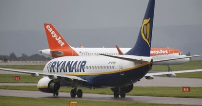 Un avi&oacute;n de Ryanair en el aeropuerto de Manchester.