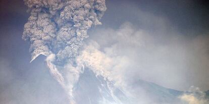 El volcán Merapi, en la isla de Java, sigue escupiendo cenizas y lava