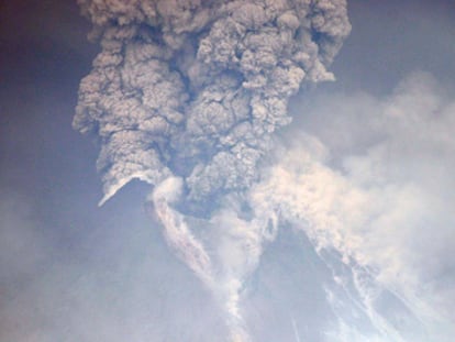 El volcán Merapi, en la isla de Java, sigue escupiendo cenizas y lava
