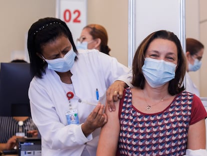 A médica Beatriz Perondi, do Hospital das Clínicas de São Paulo, recebe a 1ª dose da coronavac, nesta segunda-feira, um dia após a aprovação emergencial pela Anvisa.