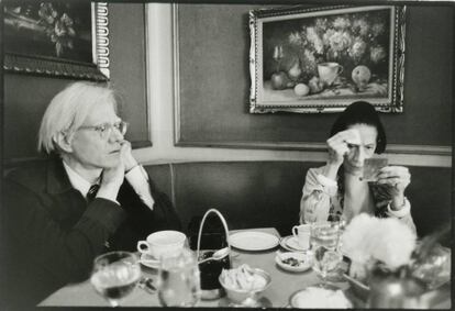 El artista Andy Warhol y la editora de moda Diana Vreeland, en Nueva York en 1976.