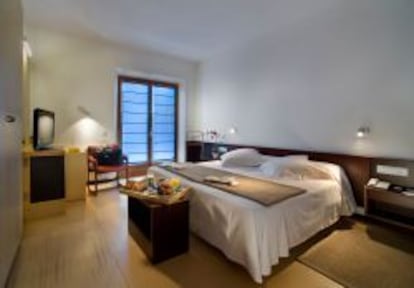Habitación del hotel Logis Empordá.