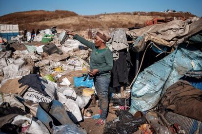 Malerato Mphuthi, un reciclador informal sudafricano, habla con un otro reclamante mientras gesticula en el vertedero de Palm Springs en las afueras de Johannesburgo (Sudáfrica). 