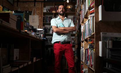 El periodista y escritor Mateo Sancho, en la Librería Swinton & Grant de Madrid.
