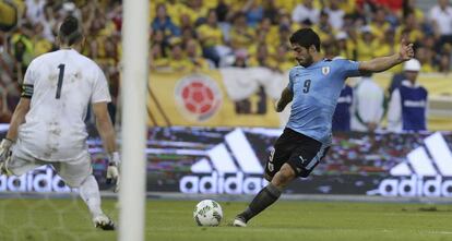 Suárez antes de fazer o gol contra a Colômbia.