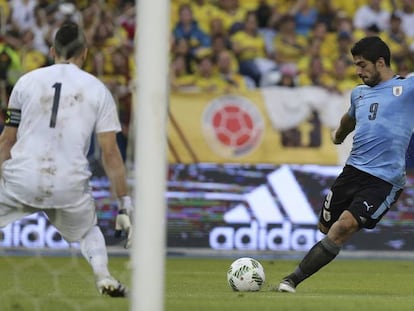 Suárez antes de fazer o gol contra a Colômbia.