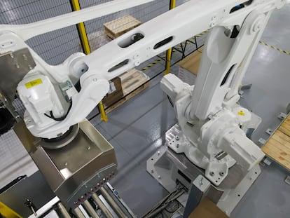 Robot de paletizado de cajas durante las pruebas realizadas en la sede de Inser Robótica.