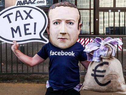 Manifestante protesta contra Mark Zuckerberg, criador do Facebook.