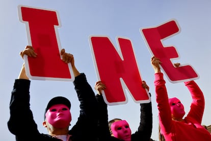 Manifestantes en una protesta contra el 'plan B', el 26 de febrero en Ciudad Juárez (Chihuahua).