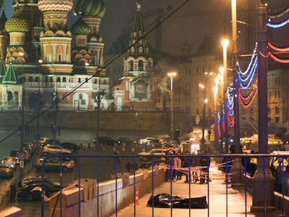 El cuerpo del opositor ruso Boris Nemtsov en el puente de Moskvoretsky, hoy en Mosc&uacute;.  