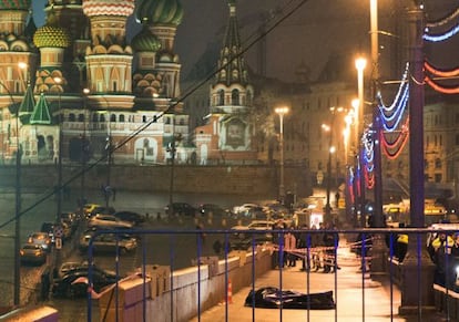 El cuerpo del opositor ruso Boris Nemtsov en el puente de Moskvoretsky, hoy en Mosc&uacute;.  