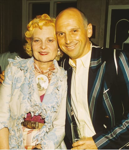 Sam McKinght con Vivienne Westwood en una imagen de 1994 cedida por el peluquero.