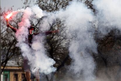 Un manifestante enciende una bengala durante una protesta en Santiago (Chile). 